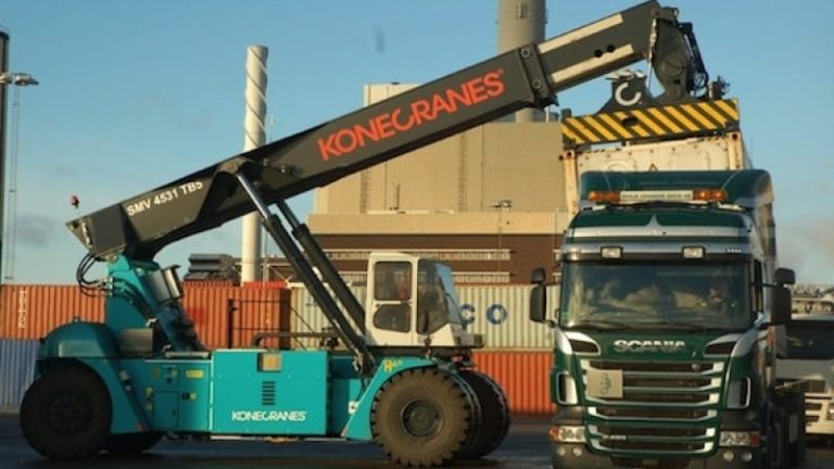 Hybridsystemet återanvänder energi vid bromsning och sänkning av lasten och minskar därmed bränsleförbrukningen med 30 procent.