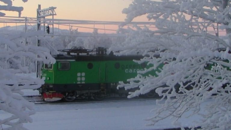 Upp till tre elektriska lok kommer att dra de tyngsta malmtågen. Upp till tre elektriska lok kommer att dra de tyngsta malmtågen.