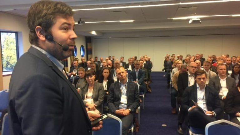 Forskaren Daniel Ekwall stod för första programpunkten vid Logistikdagen i Borås på torsdagen.