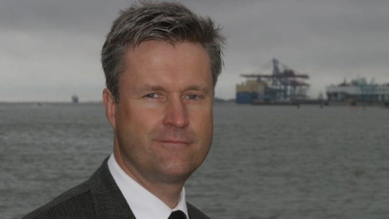 – Tillåt längre och tyngre lastbilar på de svenska vägarna, kräver Magnus Kårestedt, vd i Göteborgs hamn.