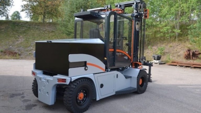 Eltrucken på åtta ton har varit på turné hos möjliga kunder, bland annat i Norge. Eltrucken på åtta ton har varit på turné hos möjliga kunder, bland annat i Norge.