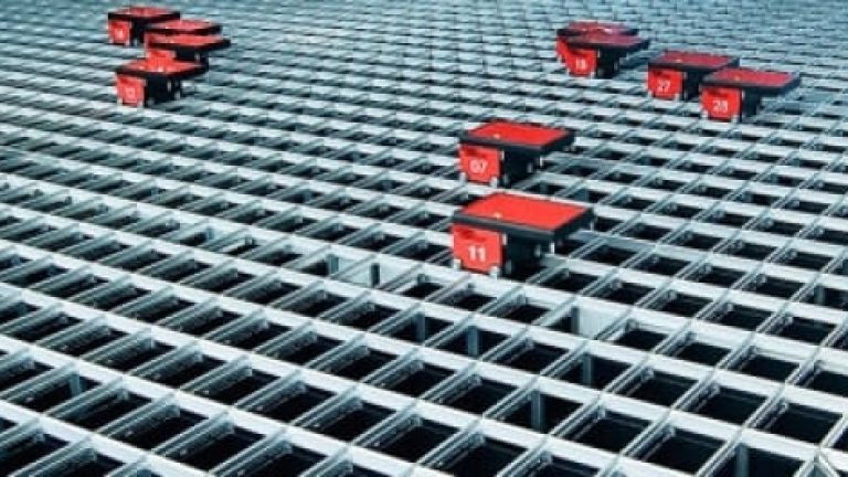 Autostore använder automatiska skyttlar eller robotar som lyfter upp och flyttar lagerlådorna till manuella plockstationer. Autostore använder automatiska skyttlar eller robotar som lyfter upp och flyttar lagerlådorna till manuella plockstationer.