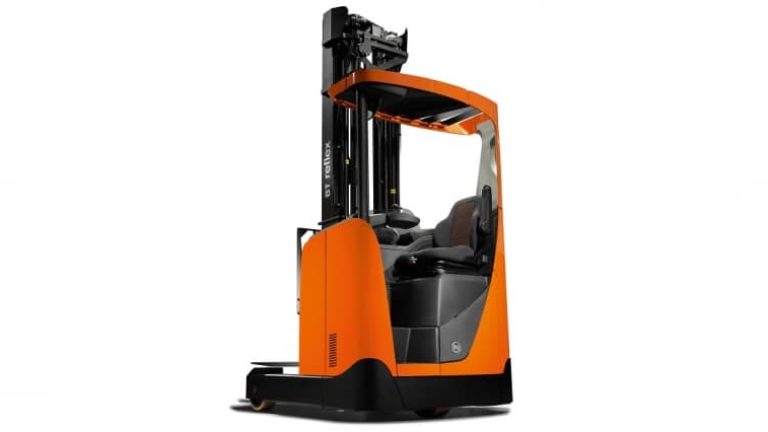 BT Reflex O: en R-truck med utomhuskläder. BT Reflex O: en R-truck med utomhuskläder.