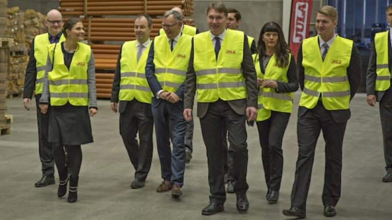 Prinssessan Victoria besökte Julas centrallager 22 november. På bilden har kronprinsessan sällskap av bland andra vd Joachim Frykberg, logistikchef Lennart Karlsson samt ägare och koncernchef Karl-Johan Blank. Prinssessan Victoria besökte Julas centrallager 22 november. På bilden har kronprinsessan sällskap av bland andra vd Joachim Frykberg, logistikchef Lennart Karlsson samt ägare och koncernchef Karl-Johan Blank.