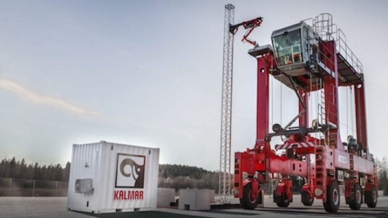 Den helektriska grensletrucken står vid laddstolpen i väntan på nästa uppdrag. Den helektriska grensletrucken står vid laddstolpen i väntan på nästa uppdrag.
