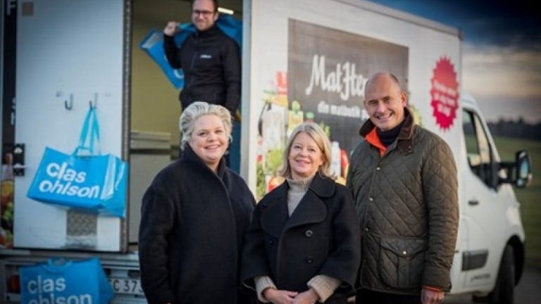 Clas Ohlsons vd Lotta Lyrå till vänster, med Mathems grundar- och stordelägarpar Karolin och Tomas Kull.