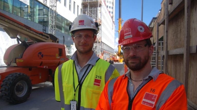 Med stöd av ett sammanhållet IT-system, där alla underentreprenörer och deras leverantörer planerar och avropar sina materialleveranser, arbetar Arvid Westin och Rasmus Linge för att få det nya tidsstyrda logistiksystemet att ticka på.