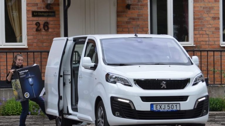 Peugeot Expert är en av nyheterna på höstens transportbilsmarknad. Med en enkel fotrörelse öppnas bilens baklucka.