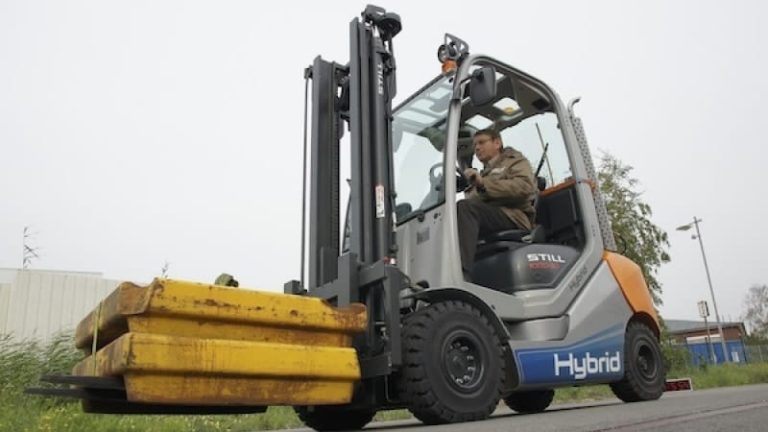 Återvinning av bromskraft gör trucken bränslesnålare.
