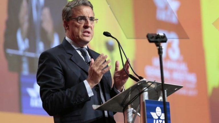 IATA:s generaldirektör Alexandre de Juniac är missnöjd med hur långsamt digitaliseringen inom flygfraktbranschen.