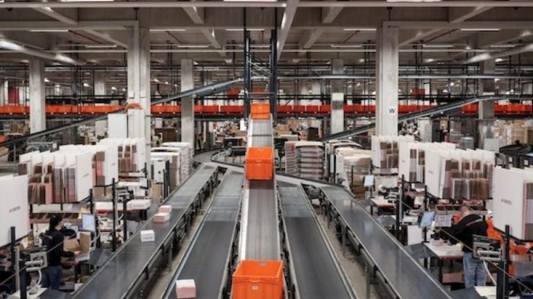 Den nya distributionscentralen kortar leveranstiderna till de nordiska länderna. Bilden är från Zalandos anläggning i Erfurt, Tyskland.