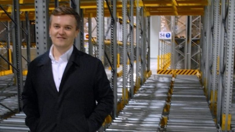 Lidls Logistikchef Mikael Hemmingsen visar rullfacken i frysen i det nya centrallagret.