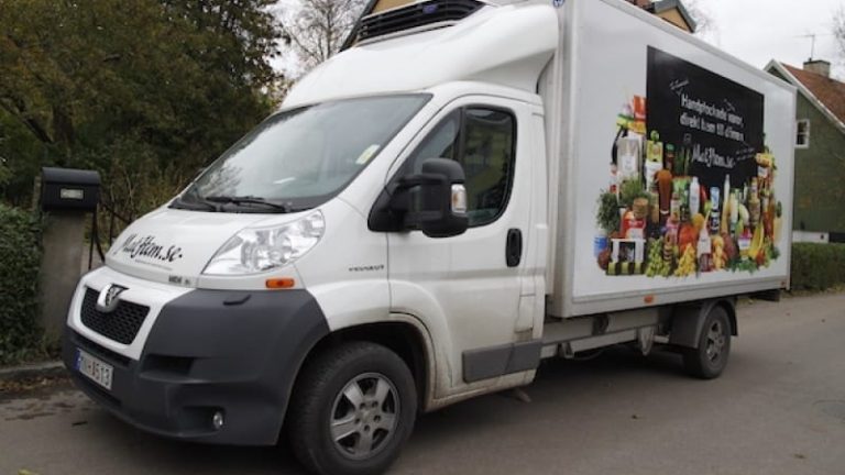 Bilen från Mathem tar också med sig paketreturerna till Postnord.