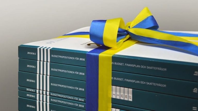 Anslagen för underhåll av väg och järnväg ska öka ordentligt, men först om tre år föreslår regeringen i budgetförslaget för 2016.