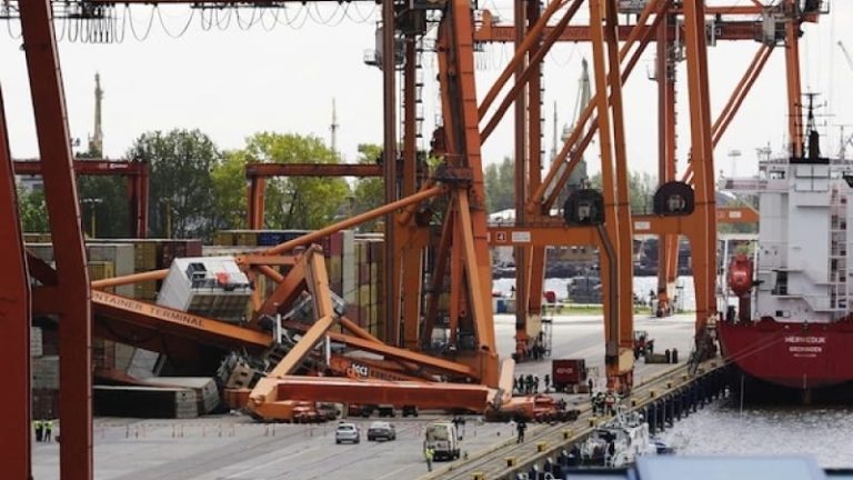 Två panamax-kranar är obrukbara efter olyckan i Gdynias hamn.