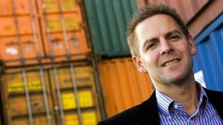 Mest miljöeffektivt är att flytta hela Stockholmsregionens oljehantering till Södertälje, säger hamnens vd Erik Froste.