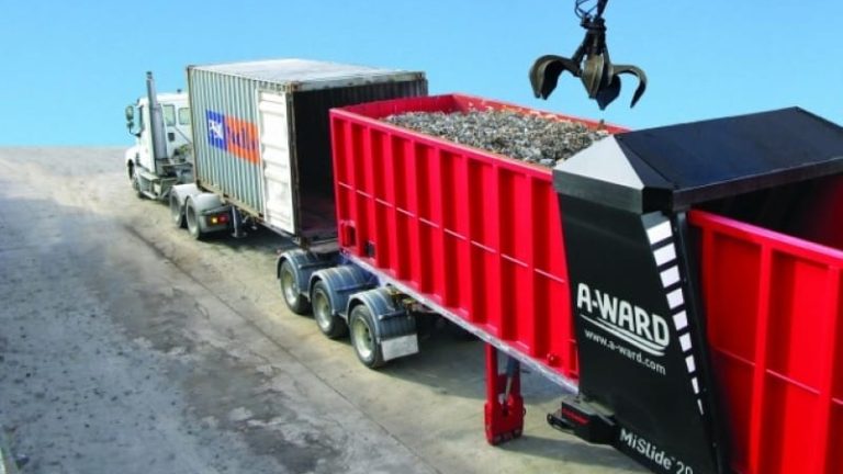 Och skjuts in i bilen.