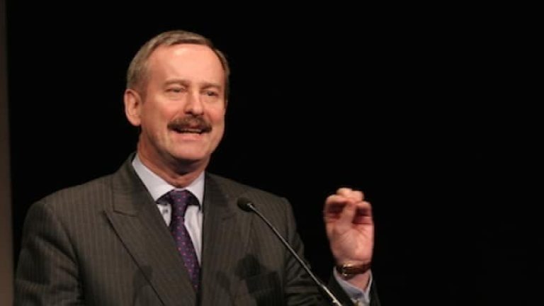 – Det finns ingen anledning att vänta nästan ett decennium på renare och säkrare lastbilar, sa EU:s kommissionär Siim Kallas efter mötet med EU:s transportministrar i Luxemburg.