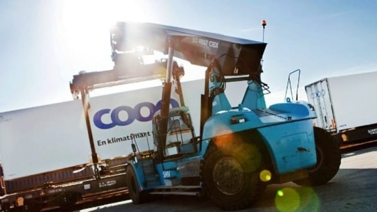 Coops kombilösning bygger på att trailrar lastas på på tåget mellan Helsingborg och Bro.