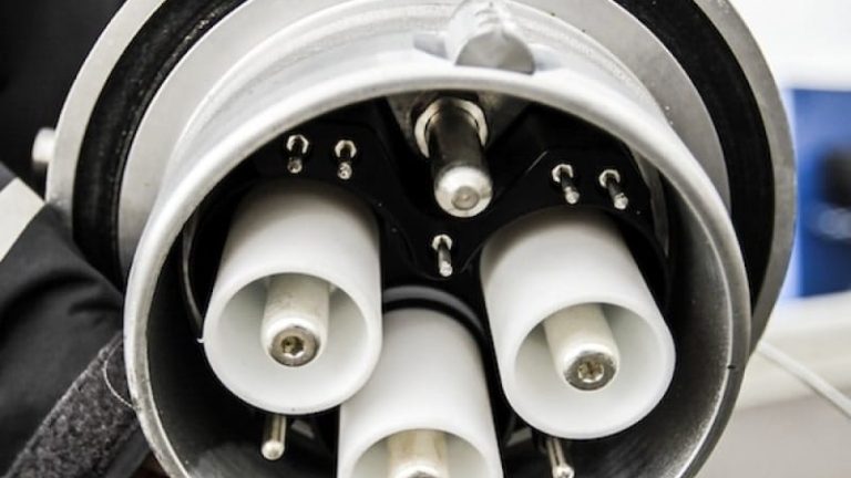 Kontakten som ansluts till fartyget väger 23 kilo.