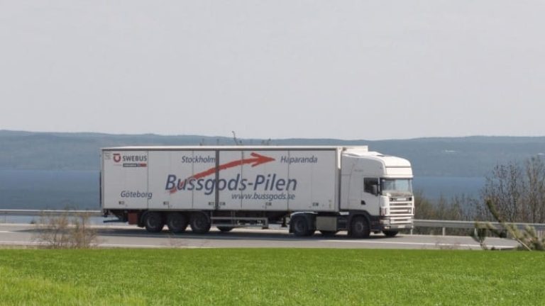 Bussgodspilen tar långdistansgodset längs Sverige, men tycks få allt mindre att frakta.