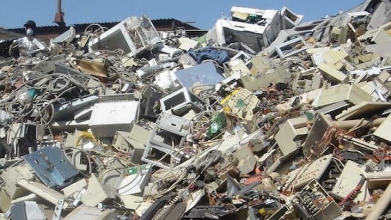 Tiotusentals ton med elektronikskrot samlas till Sims stora återvinningsanläggning i Katrineholm varje år.
