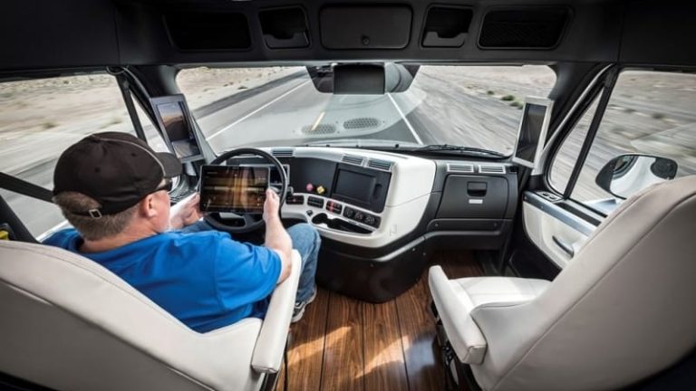 Mercedes uppmuntrar förare att surfa vid ratten.