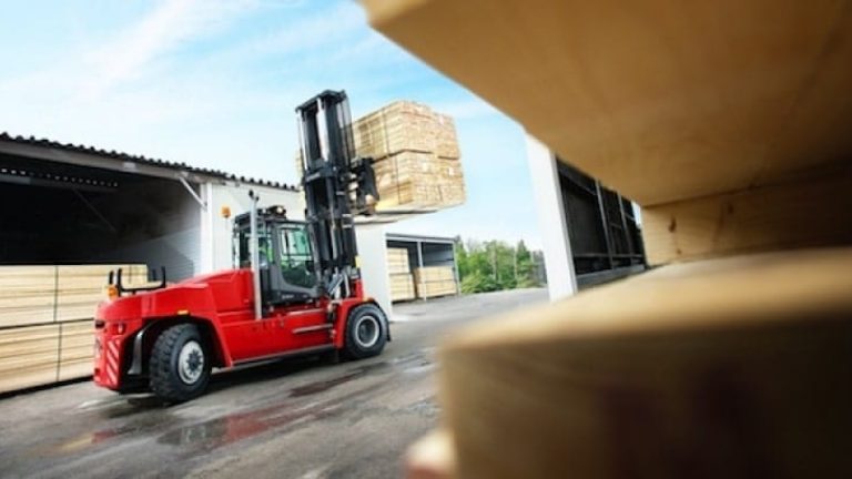 Kalmars 15-tonnare DCG150 används bland annat i brädgårdar.