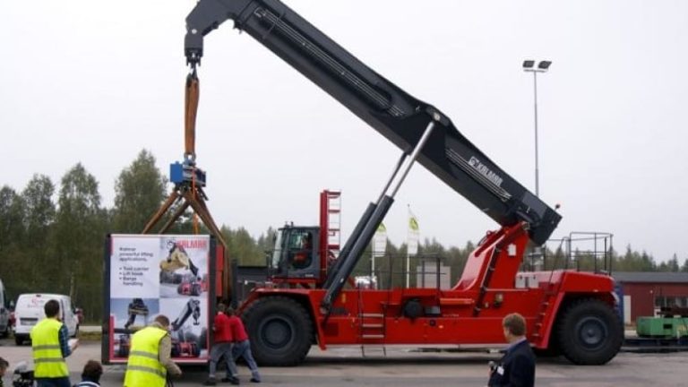 Kalmars starkaste reachstacker görs klar för att lyfta 100 ton. Försäljningsdirektör Stefan Johansson var konferencier. Kalmars starkaste reachstacker görs klar för att lyfta 100 ton. Försäljningsdirektör Stefan Johansson var konferencier.