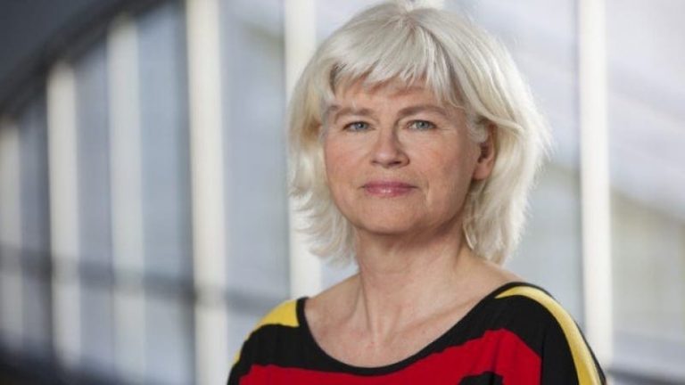 – Erfarenheterna visar att skattesystemen fungerar bra. När de väl införts så hörs inga krav på att de ska bort, säger Karin Svensson Smith ordförande i Riksdagens trafikutskott som anser att vägslitageskatten behövs. – Erfarenheterna visar att skattesystemen fungerar bra. När de väl införts så hörs inga krav på att de ska bort, säger Karin Svensson Smith ordförande i Riksdagens trafikutskott som anser att vägslitageskatten behövs.