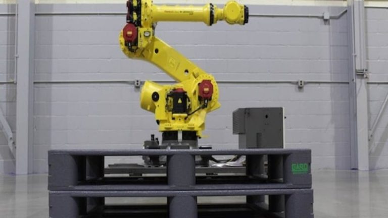 De nya typen av pall byggs upp av en stomme av ett lätt träslag, av papp eller frigolit och sprutas sedan med polyurea vilket ger en hård yta.