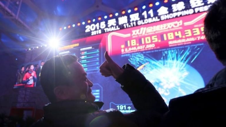 Alibabas chef Jack Ma vid företagets singeldagsgala i Peking på onsdagen. Till hans gäster på plats hörde James Bond-skådisen Daniel Craig.