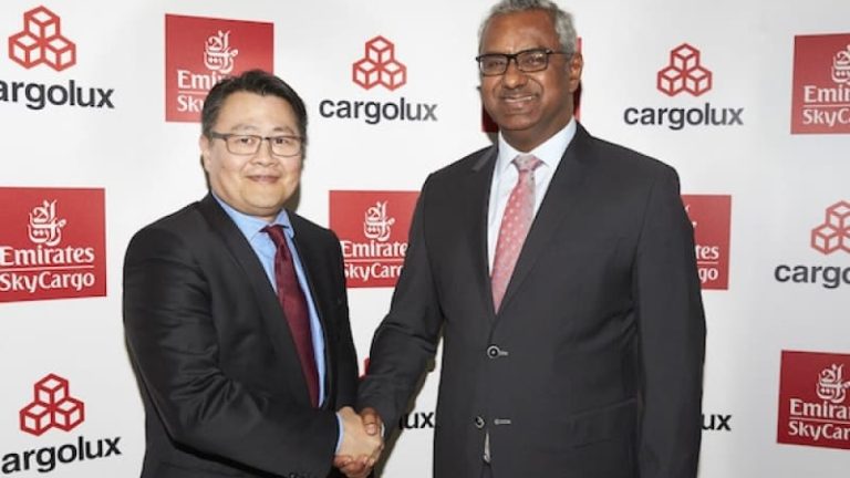 Avtalet undertecknades av Cargolux vd Richard Forson (tv) och Nabil Sultan som är chef för Emirates division Cargo. Avtalet undertecknades av Cargolux vd Richard Forson (tv) och Nabil Sultan som är chef för Emirates division Cargo.