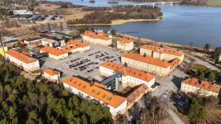 Strängnäs Business Park, i det som tidigare var regementet P10, är hemvist för delningstjänstoperatören Freelway. Strängnäs Business Park, i det som tidigare var regementet P10, är hemvist för delningstjänstoperatören Freelway.