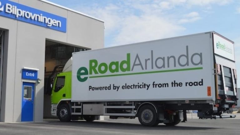 Trots att det saknas regler anpassade för en eldriven lastbil med motorer i hjulen bak tar sig den här DAF:en på 18 tons totalvikt igenom Bilprovningens nålsöga, på dispens. Trots att det saknas regler anpassade för en eldriven lastbil med motorer i hjulen bak tar sig den här DAF:en på 18 tons totalvikt igenom Bilprovningens nålsöga, på dispens.