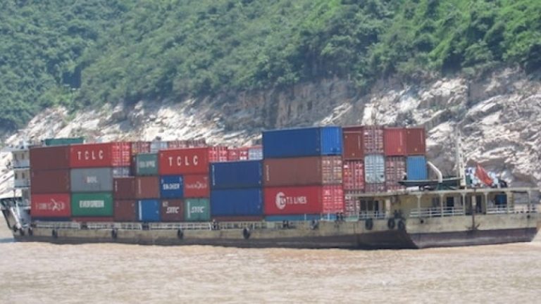 Pråmtrafik förekommer i hela världen. Här en containerpråm på Gula floden i Kina.