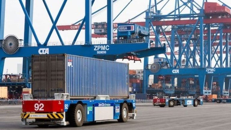Gottwald, numera en del av Konecranes, levererar en ny generation av autotruckar till hamnen i Hamburg.