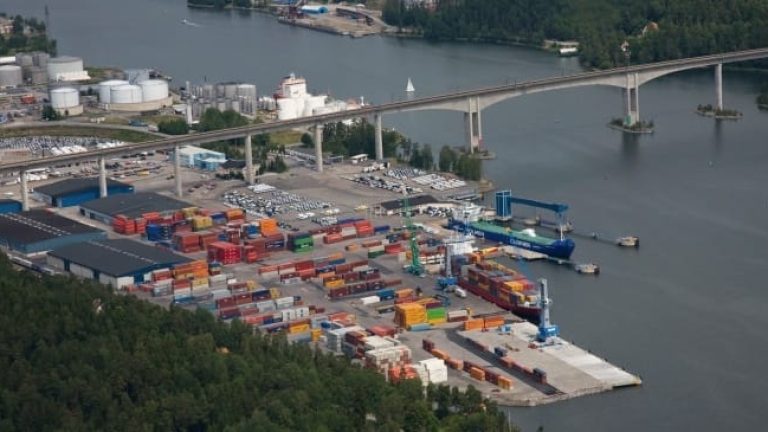 Farleden från Landsort till Södertälje och Mälaren ska få 2,5 meter större djupgående. Farleden från Landsort till Södertälje och Mälaren ska få 2,5 meter större djupgående.