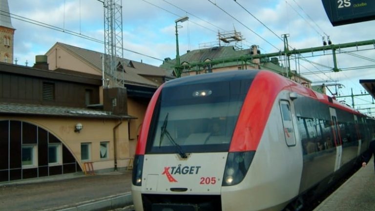 Regionalt resande lyfter järnvägen, medan godstrafiken går ned.