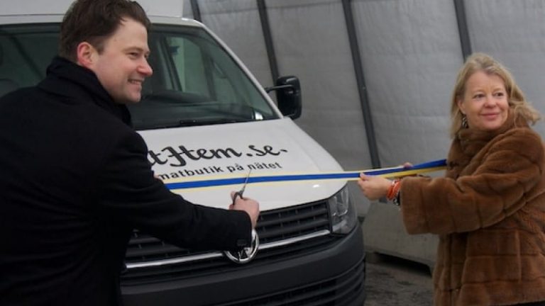 Karolin Kull, grundare av Mathem, klipper bandet till den nya el-Transportern tillsammans med Frederik Engelfeldt som är chef för distributionen.
