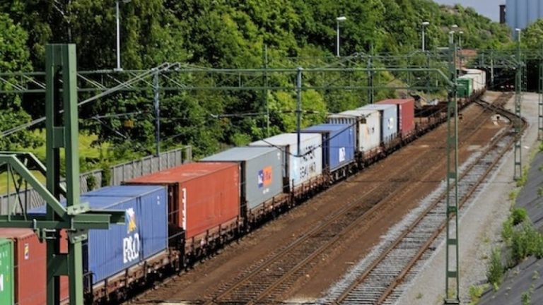 Hamnbanan i Göteborg, en av transportsystemets värsta flaskhalsar ska byggas bort. Hamnbanan i Göteborg, en av transportsystemets värsta flaskhalsar ska byggas bort.
