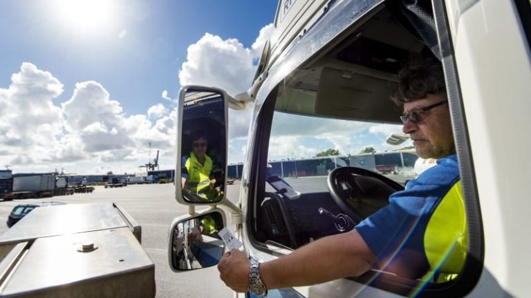 På onsdagar och torsdagar byggs det upp långa köer av lastbilar på planerna utanför Göteborgs containerterminals staket. De flesta chaufförer ska liksom Janne Edhav hämta containrar som anlänt med Maersk Lines veckoanlöp från Asien på tisdagkvällen.