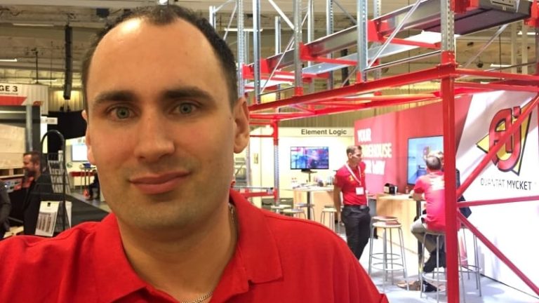 Ingenjören Oscar Rydsjö såg att pallskytteltekniken relativt lätt borde kunna vässas, med teknik från exempelvis fordonsindustrin. Det sammanföll med att hans företag önskade sig ett utropstecken i sin nyligen lanserade lagerinredningsportfölj.