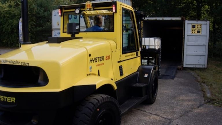 Hyster förändrar sitt svenska säljnätverk. Företaget är starkt på tunga truckar, på ett kundevenemang nyligen i Tyskland visade man bland annat upp denna 8-tonnare som är anpassad för att lasta containrar.