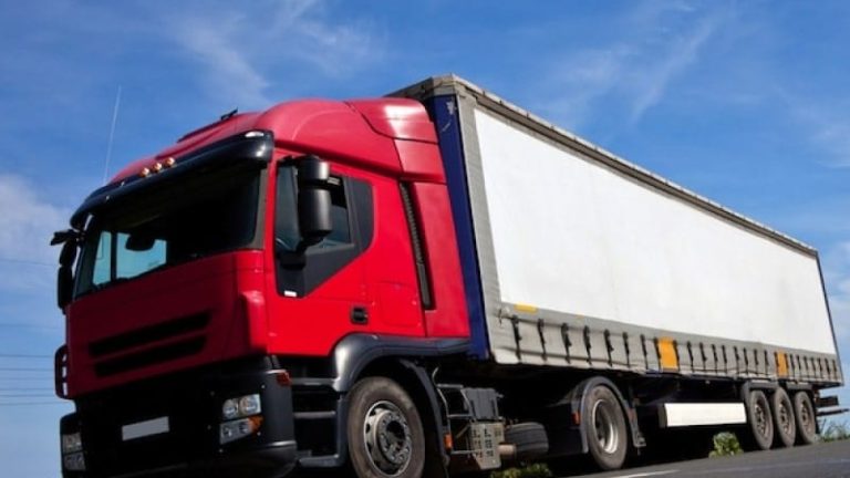 En 5- eller 6-axlig fordonskombination i internationell trafik får väga högst 40 ton enligt de nya svenska reglerna.