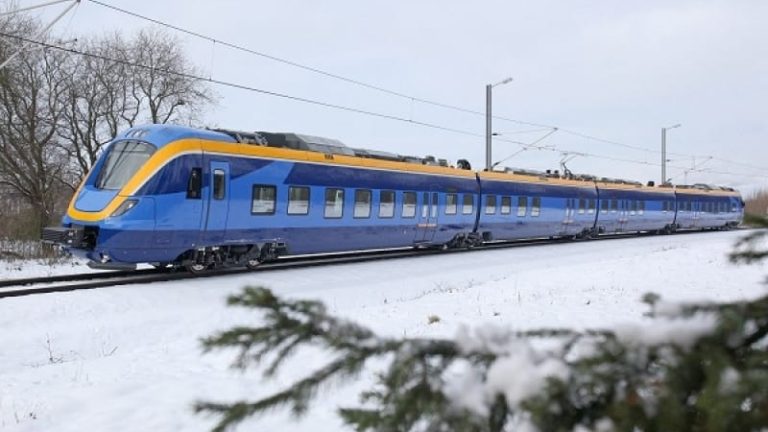 För att ett tåg, exempelvis av modell Coradia Nordic X62, ska kunna åka från Umeå till Sundsvall längs kusten måste Botniabanan få lite ledigt efter midsommar.