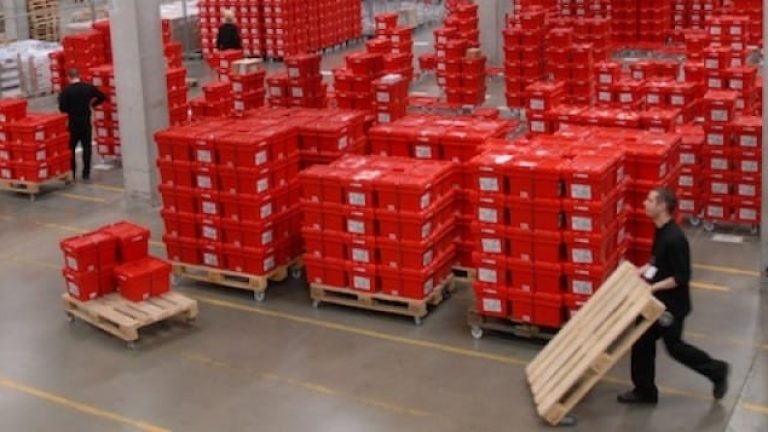 Alla läkemedel lastas i förseglade lådor som distribueras till apoteken.