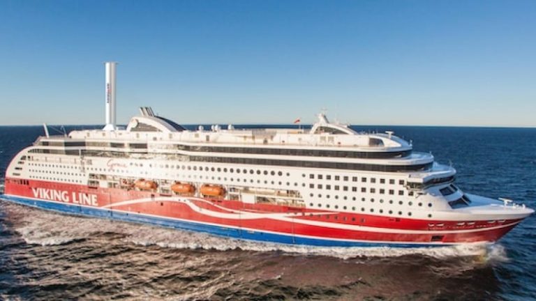 Så kommer Viking Grace att se ut efter att rotorseglet har monterats. Rotorseglet sitter som en 24 meter hög cylinder precis akter om skorstenen.