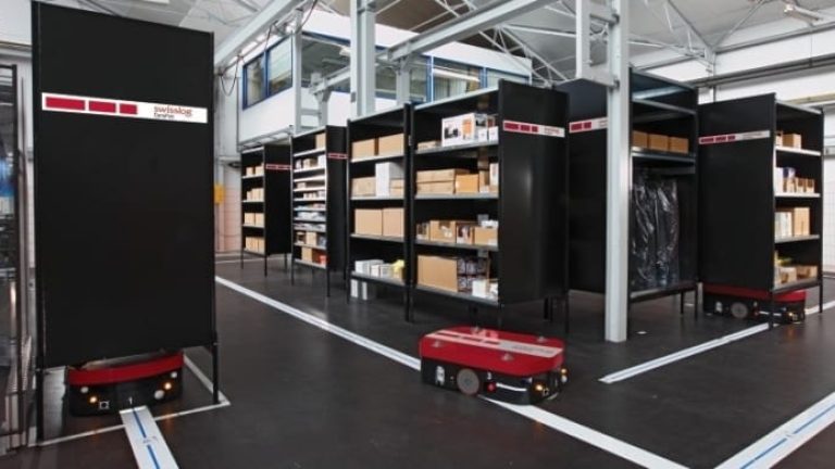 Intressant återseende. Systemen med platta autotruckar som bär runt golvhyllor försvann från marknaden när Amazon köpte sin leverantör Kiva Systems för tre år sedan. Nu får Swisslog sin första order på sin egenutvecklade motsvarighet, för en svensk installation.