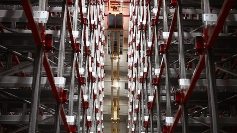 Just nu pågår bygget av Trioplasts nya automatiska lageranläggning, den blir klar klar i juni i år.